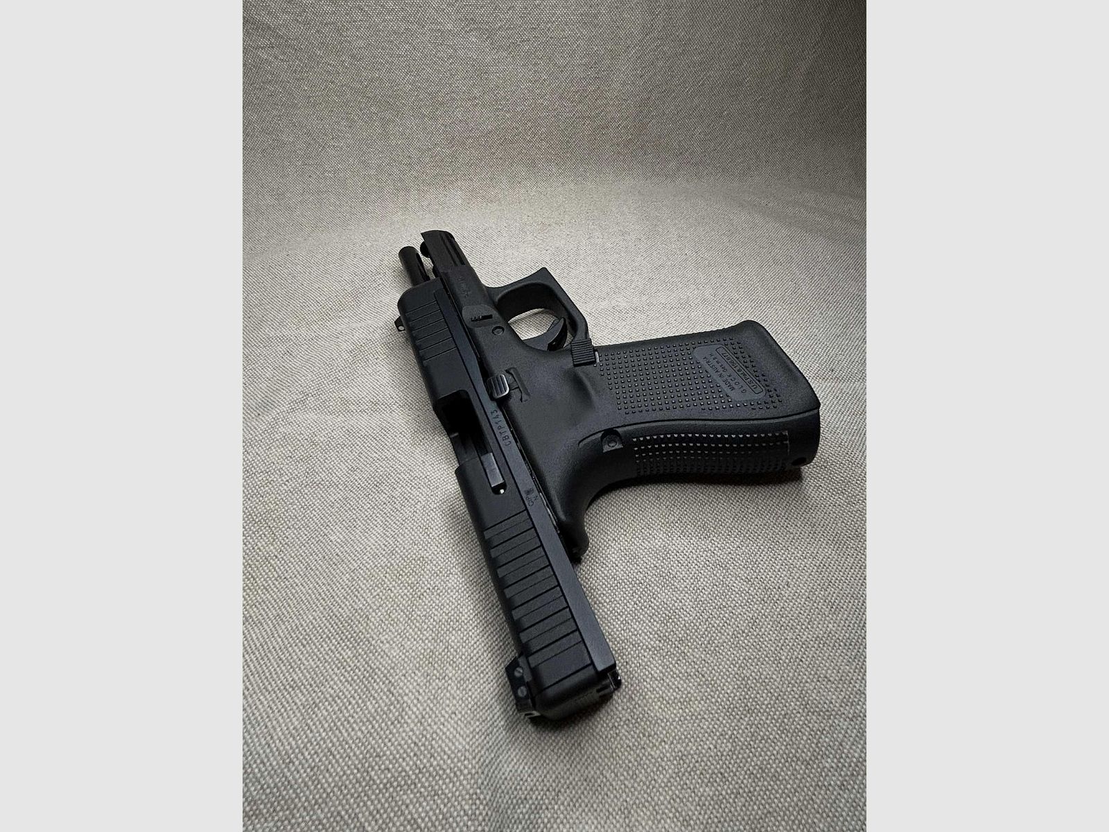 Glock 44 in kaliber .22lr - Compleet pakket met 4 magazijnen, Ghost-holster & 2 optiekbeugels