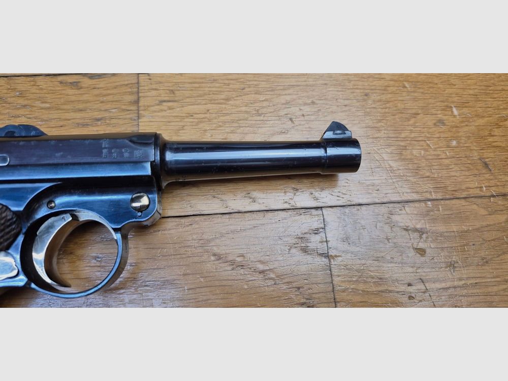 Superbe et atypique Luger P08 – Fabrication Erfurt 1916 – Arme 100% mono-matricule – Superbe re-bronzage professionnel à la couche – Mécanique plus qu&rsquo;excellente – Esthétique superbe – Canon excellent quasi neuf – Superbe Luger de tir symbolique de l&rsquo;Histoire ! – TBE++, image 22 sur 25
