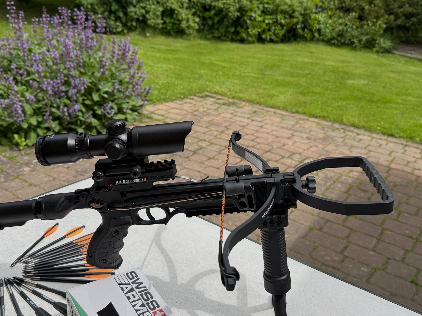 Armbrust Steambow AR-6 Stinger II Survival avec lunette de visée et divers accessoires :