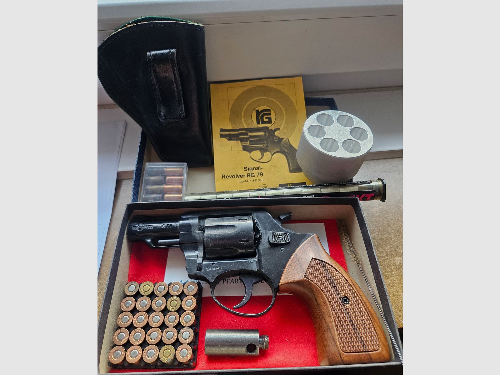 Röhm RG 79, und Holzgriffschalen, mit 6 Fach Abschußbecher.... 10 Leuchtkugeln, 10 GAS-Patronen,