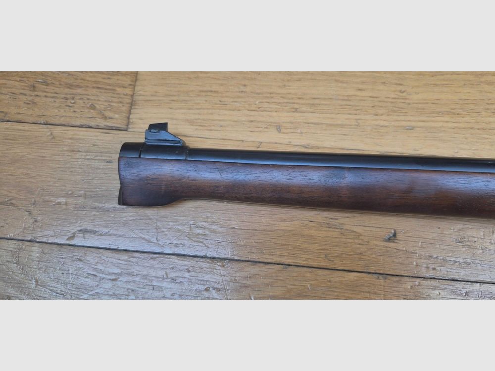 Jagdbüchse Mauser 98k sportlich umgebaut — Kal. .300 Win Mag — Deutsche Militäraktion von 1941 — Belgisches Handwerk von hoher Qualität — Pistolengriff, Wiener Backe und Monte-Carlo-Schaft — In 4+1 Schuss — Sehr schönes Holz und 99% Brünierung — Mechanik gut flüssig und gleichzeitig fest — Spiegel-Lauf — 100% Stahl Montage für Zielfernrohr — Schöne Waffe — TBE/TBE+, Bild 10 von 34