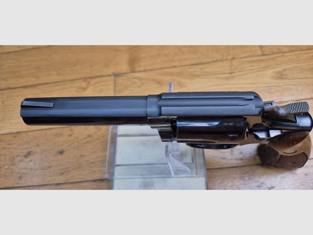 Sehr schöner Revolver Smith&Wesson Model 13-2 – Kal. .357 Magnum in K-Karosserie – Abgeleitet vom Military and Police in einer Version mit schwerem Lauf – Waffe „Pinned und recessed“ von 1978 – Polizei- und vielseitige Waffe par excellence – Zustand nahezu perfekt – TBE++/TBE+++, Bild 17 von 26