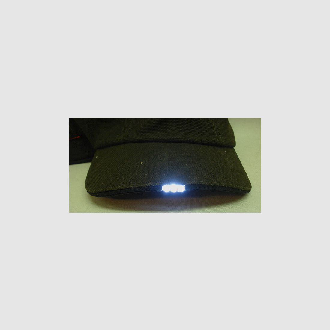 Cappello con luce LED nella visiera - reversibile