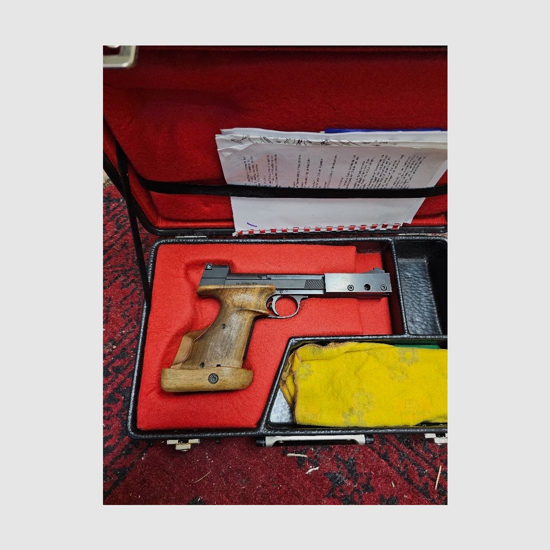 Hämmerli International – High-quality Swiss match pistol in caliber .22 l.r. in very good condition with case and accessories from an estate.