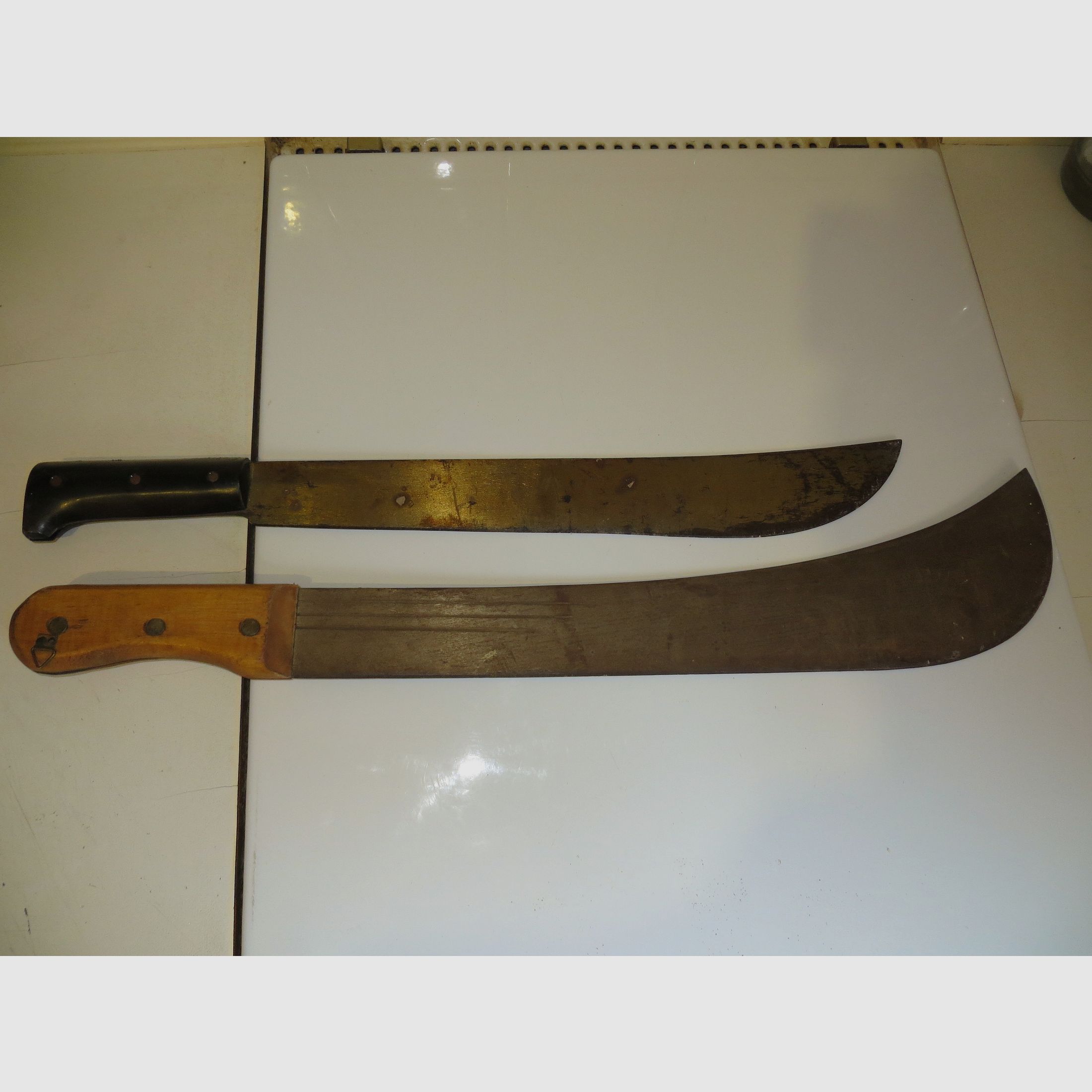 Due grandi machete antiche da un'eredità