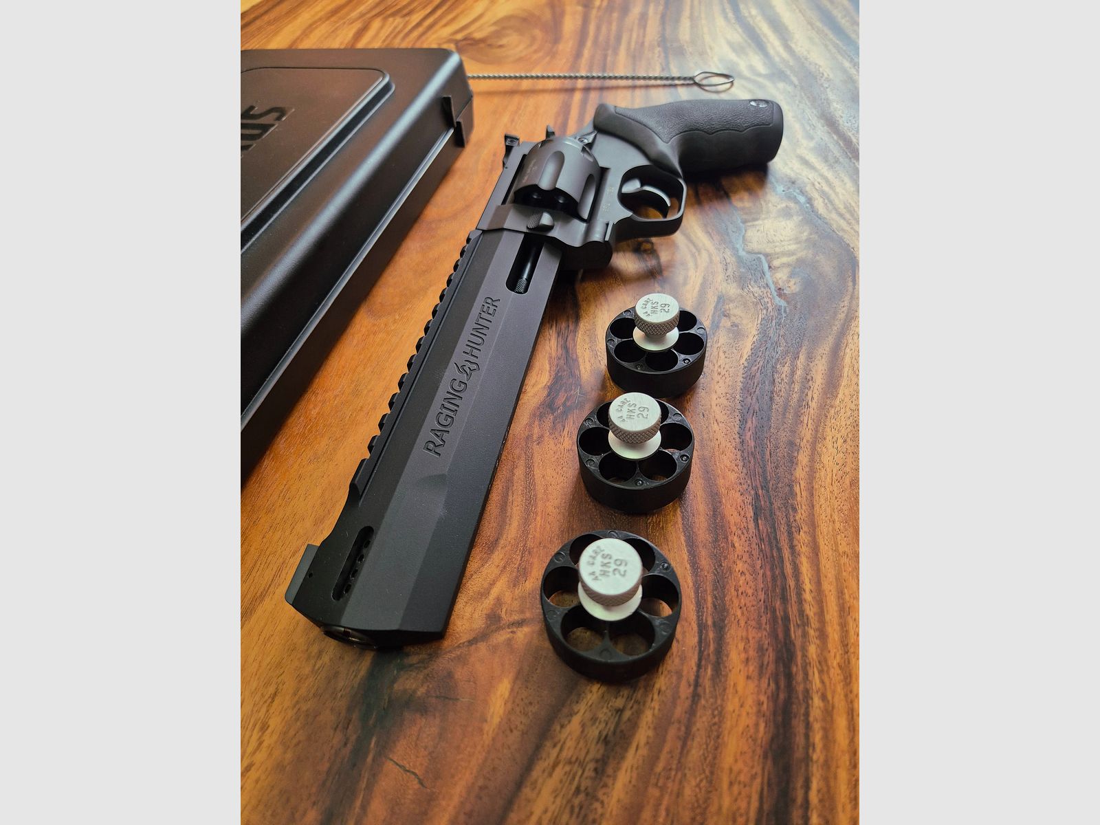 Taurus Raging Hunter 8 3/8" .44 Mag. inkl. 3x HKS Speedloader – Neuwertiger Zustand