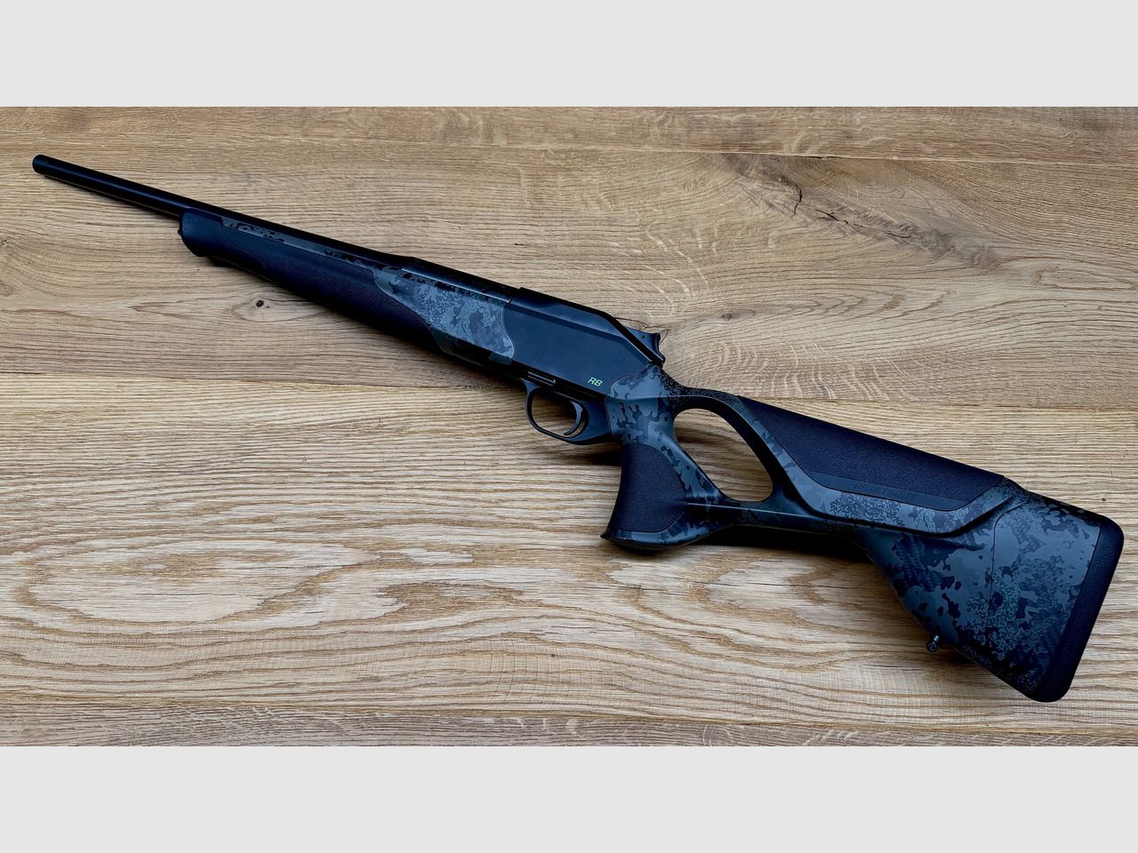 Blaser R8 Custom Carbon Huntec-Camo / Elastomereinlagen / gekürzter Lauf / Mündungsgewinde / Logo giftgrün // TRAUMWAFFE 