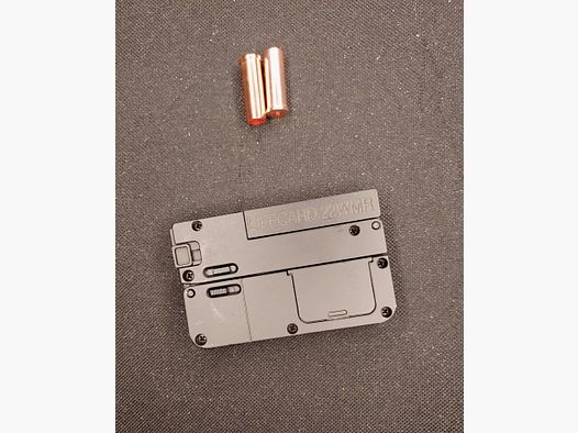 „LifeCard .22 WMR“ (réplica de Derringer de la empresa GG) pistola de decoración/juguete de metal fundido.