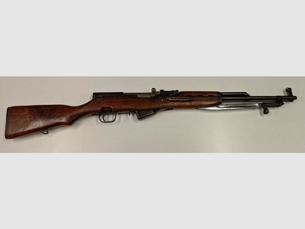 Rifle semiautomática Simonov SKS-45, cal. 7,62x39, completamente numerada, incluyendo accesorios