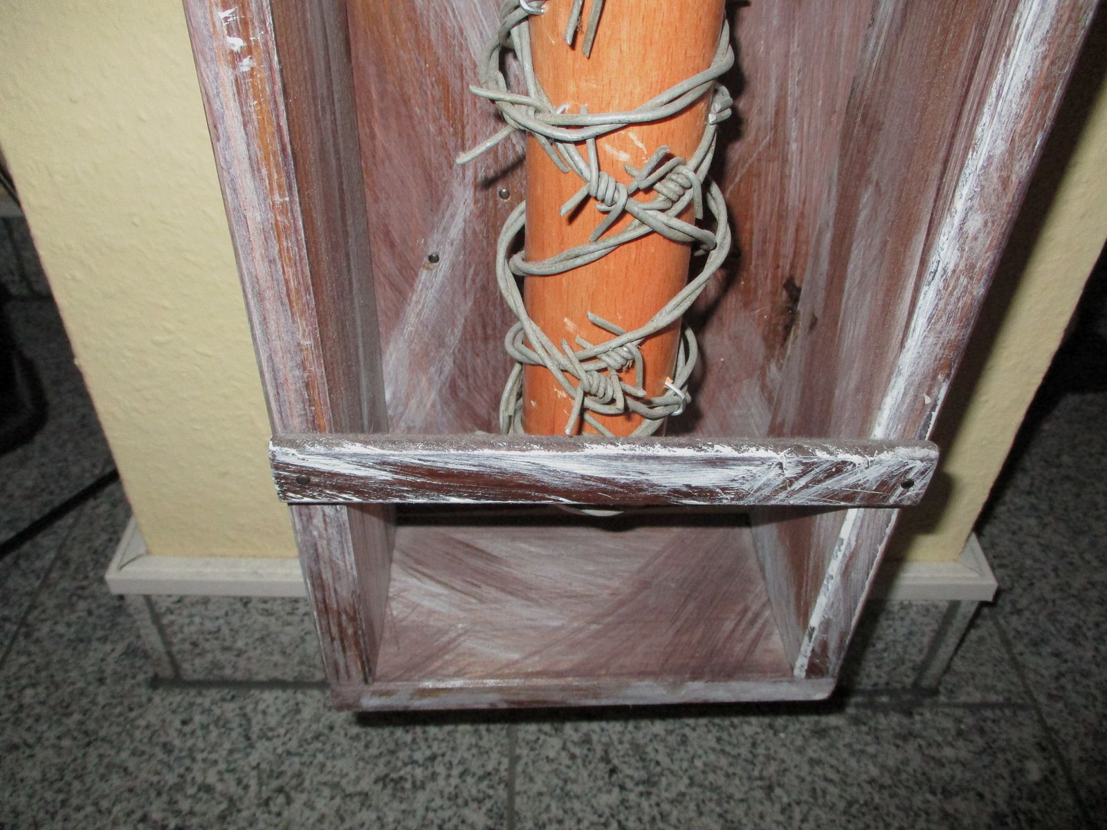 El bate de béisbol Lucille de Negan de The Walking Dead en caja de madera