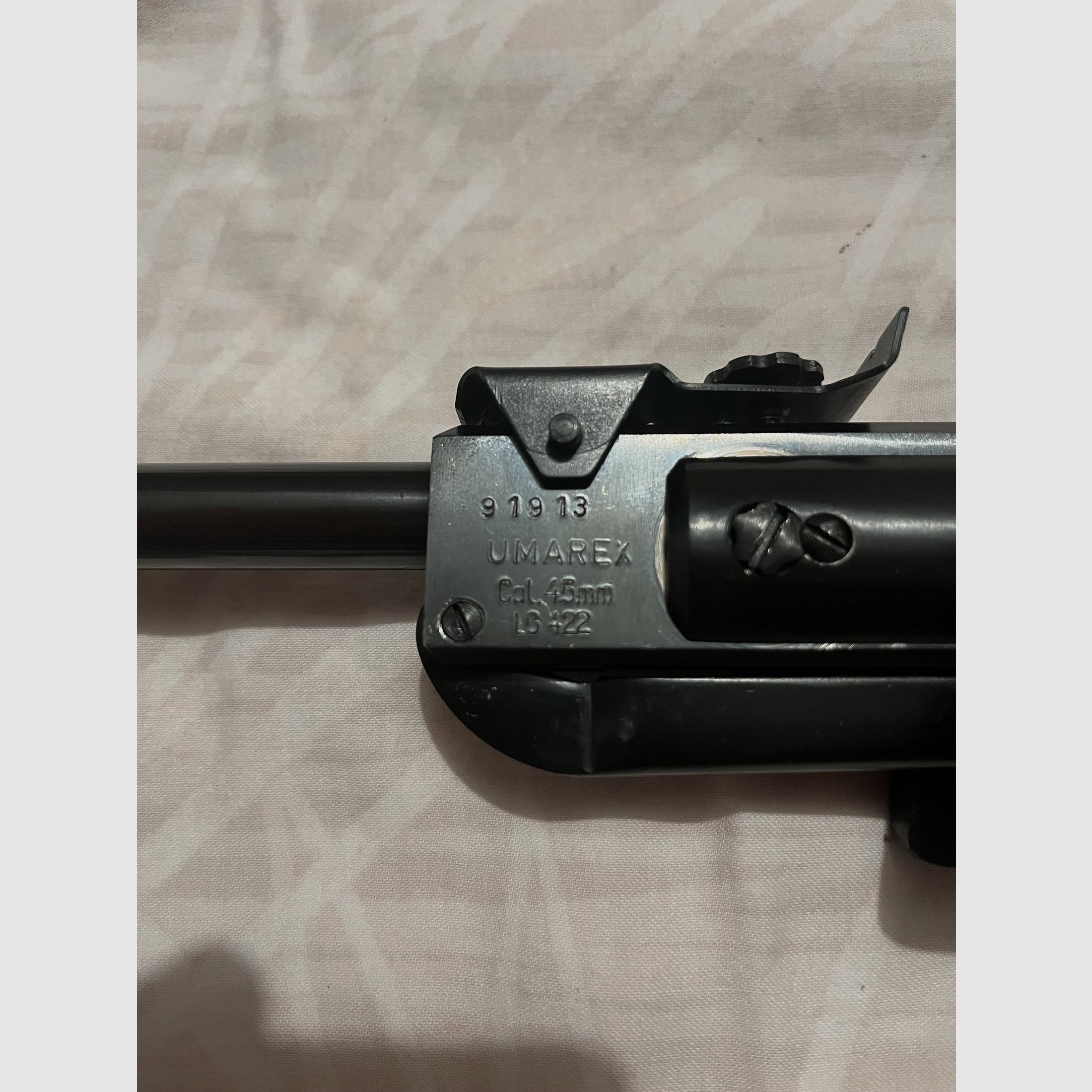 Fünf  Luftgewehre abzugeben. 1 Gewehr Suhl. 1 Gewehr Umarex. 3 Gewehre Lion Brand. Siehe Photo. 