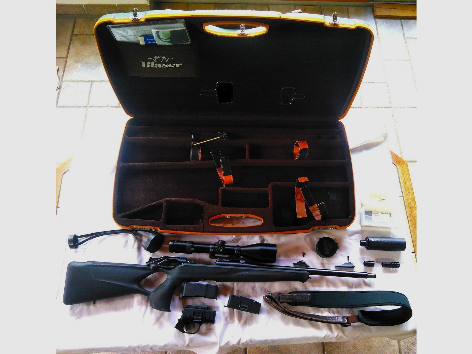 Compleet pakket: Blaser R8 Success 9,3x62 met Zeiss Diavari V 3-12x56 T LA 40, diverse accessoires!