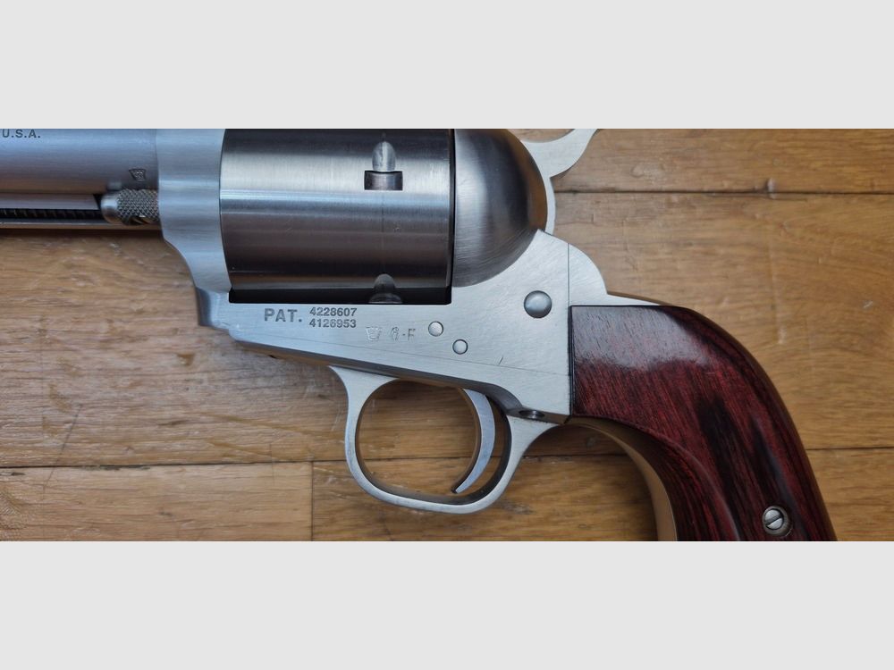 Extraordinaire Revolver Freedom Arms Mod 83 « 1st grade » – Redoutable Cal.454 Casull / 45 LC en 5 coups – Sans doute le meilleur revolver Single Action – Aucun souci pour du tir à 100 mètres et plus dans une précision d&rsquo;exception – Construction d&rsquo;une solidité et d&rsquo;un niveau d&rsquo;ajustages hors normes – Mécanique d&rsquo;horlogerie – Finition acier brossé et plaquettes de noyer Premium – Pièce très activement recherchée aux USA – Très rare en France et Collector qui ne peut décoter – État quasi neuf – TBE++/TBE+++, image 4 sur 20