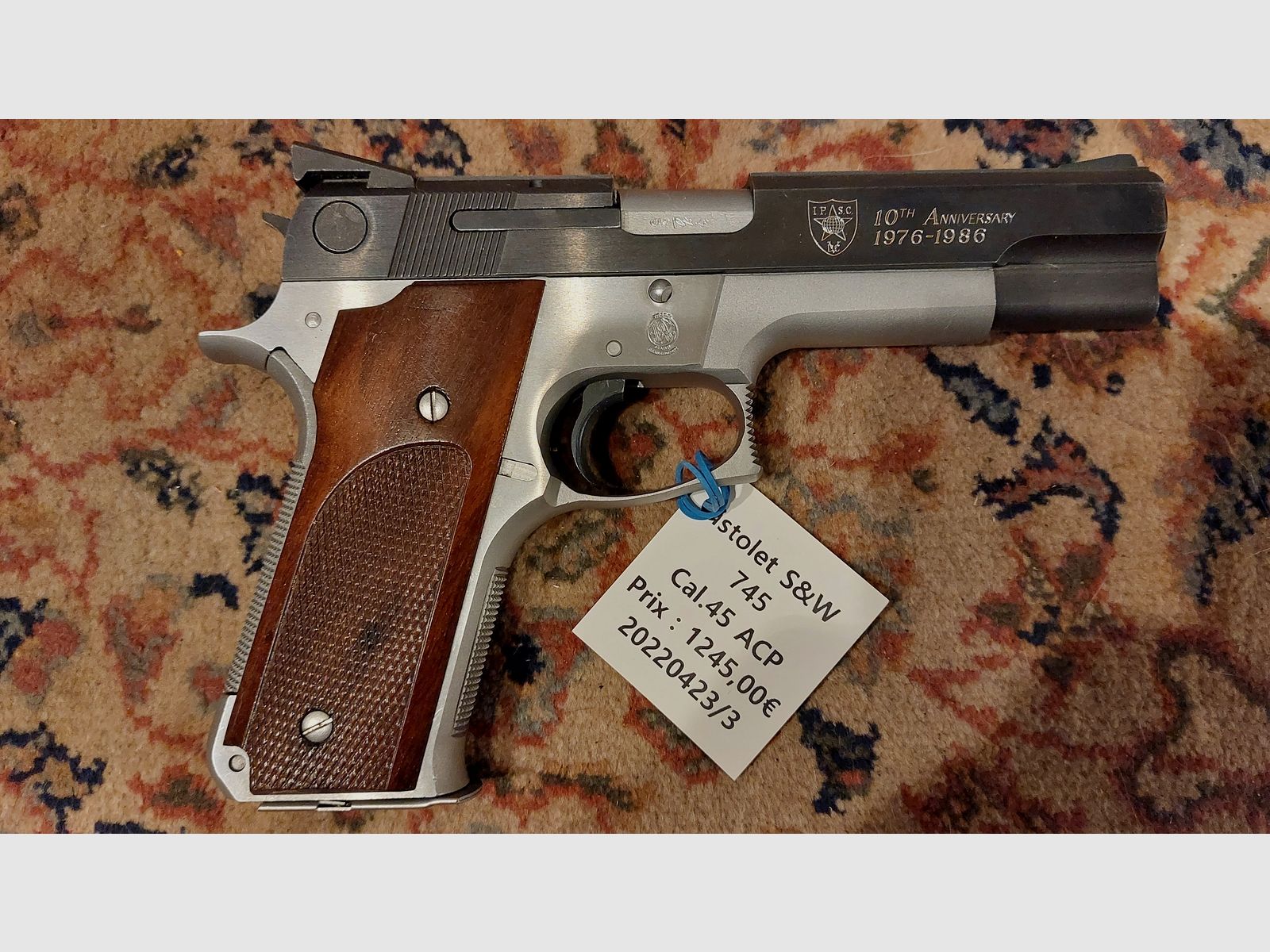 Pistolet S&W 745