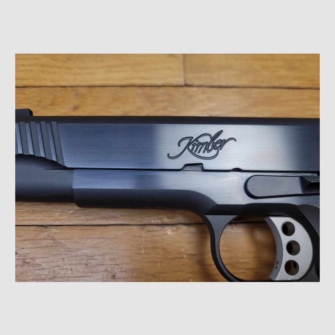 Superb Pistole Kimber Royal II Blau – Blue Charcoal Griffschalen – Kal.45 – Zusätzliche Aluplaketten zu den echten Knochenplaketten! – Leichter Hahn und Abzug – Extra große Beavertail – Vergrößerte Sicherungsbedienung – Serrationen vorne an der Schlitze – Der 1911 in seiner höchsten Form! – Originalkoffer mit allen Zubehörteilen, Dokumenten und Werkzeugen – Gebraucht im perfekten neuwertigen Zustand!, Bild 1 von 24