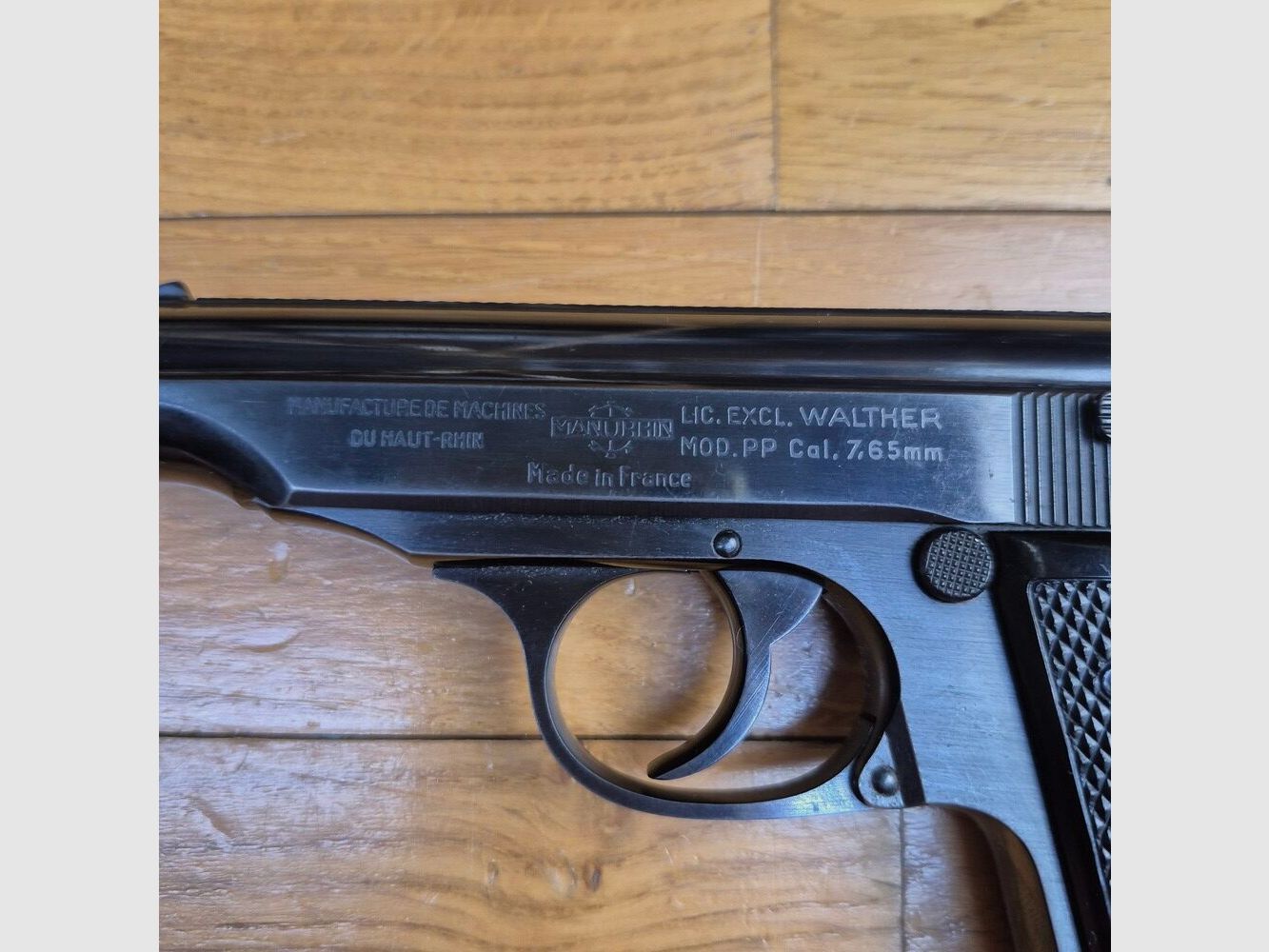 Très beau Walther PP de fabrication Manurhin sur licence exclusive Walther – Cal. 7.65mm – 2 chargeurs d&rsquo;origine – Collector en boite d&rsquo;origine avec notice, cible et nécessaire de nettoyage – Rare exemplaire de 1954 ! – Mécanique parfaite – Canon neuf miroir – État quasi neuf – TBE++, image 11 sur 28
