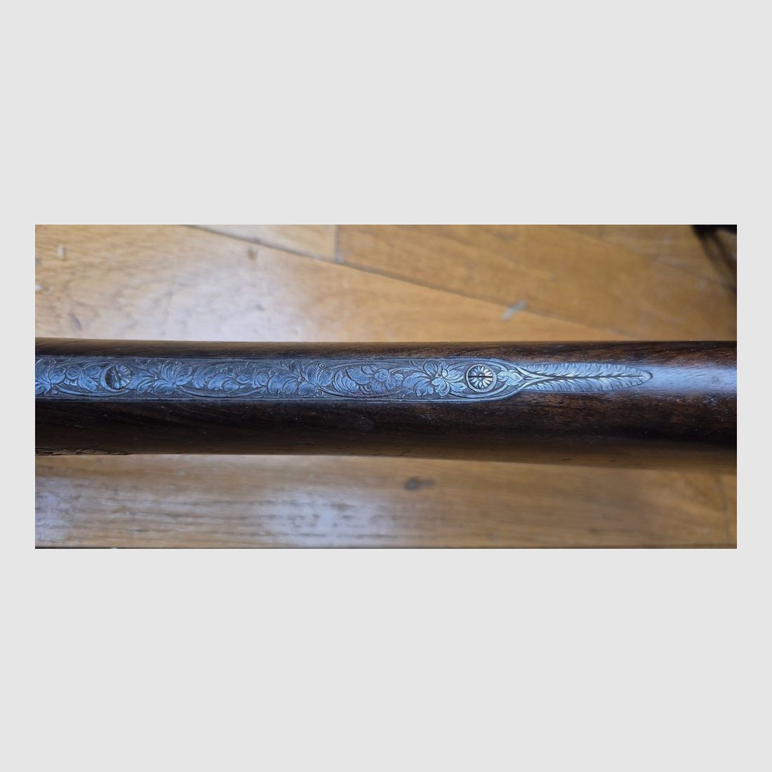 Sehr schönes Seitengewehr – Signiert auf der Laufbande „Maison de l’Inventeur Lefaucheux – 37 rue Vivienne in Paris“ – Wunderschöne Damaschusläufe – Kal. 16 – Brünierung bei 85% – Wunderschöne Gravuren an Beschlägen und Teilen – Alle Schrauben guillochiert – Schaftplatte aus Ebenholz – Sehr schönes rotes Nussbaumholz – Ausgezeichneter mechanischer Zustand – Kein Spiel – Läufe innen noch sehr sauber trotz alter Oxidation – Und ein „ECHTER“ Lefaucheux! – Waffe in TBE insgesamt – TBE, Bild 11 von 47