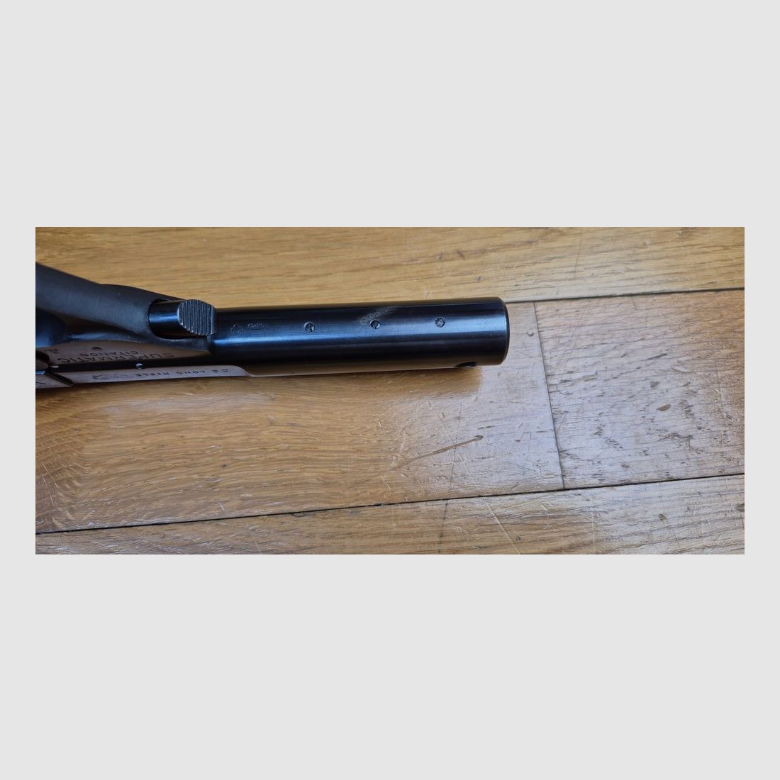 Muy bonito pistola semiautomática Hi-Standard made in USA – Modelo Supermatic Citation en .22LR – Arma de 1958 – Empuñaduras de nogal cuadradas originales no reemplazadas – Acabado 98% – Cañón espejo de 5.5 pulgadas con estrías magníficas – Excelente estado – TBE++, imagen 11 de 23