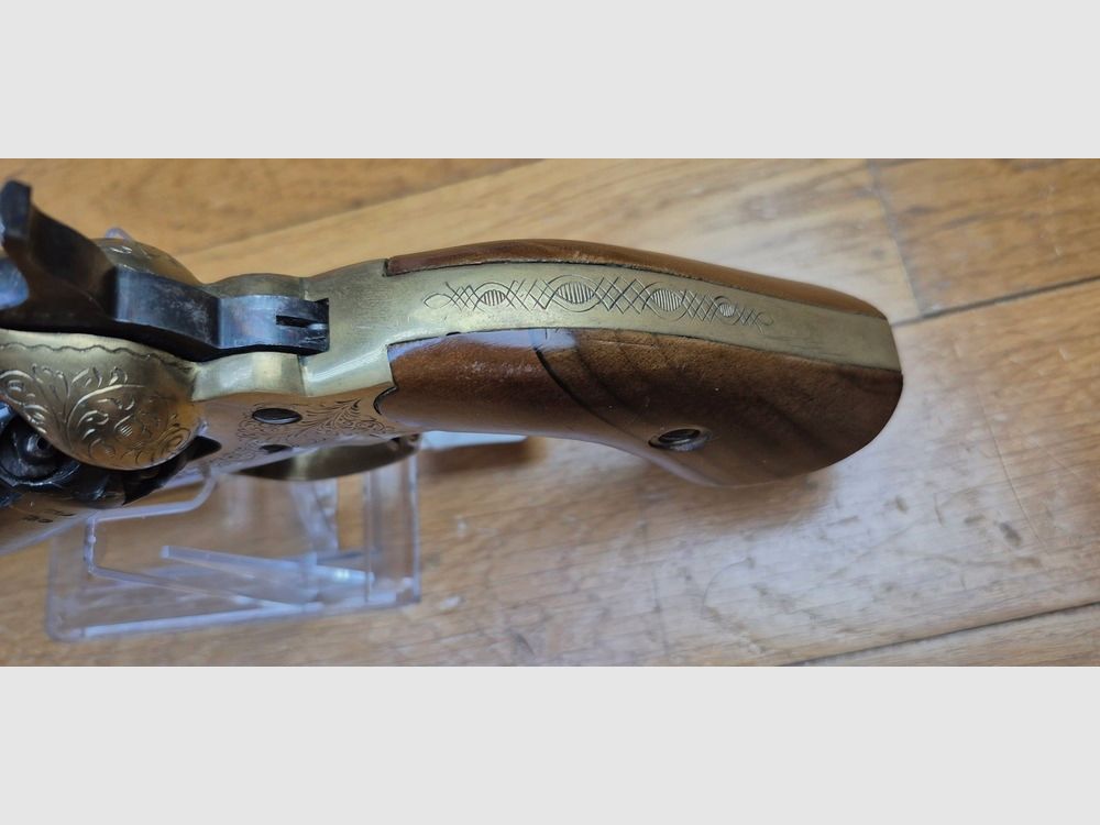 Revolver Typ Remington 1858 Navy — Kal. .36 PN (Schwarzpulver) — Italienische Replik von Rigarmi / RAG — Schöne Griffschalen — Gravierte Messingbeschläge — Ausgezeichneter Spiegel-Lauf und schöne Kammern — Waffe von 1983 — Sehr gute Mechanik — TBE, Bild 12 von 22