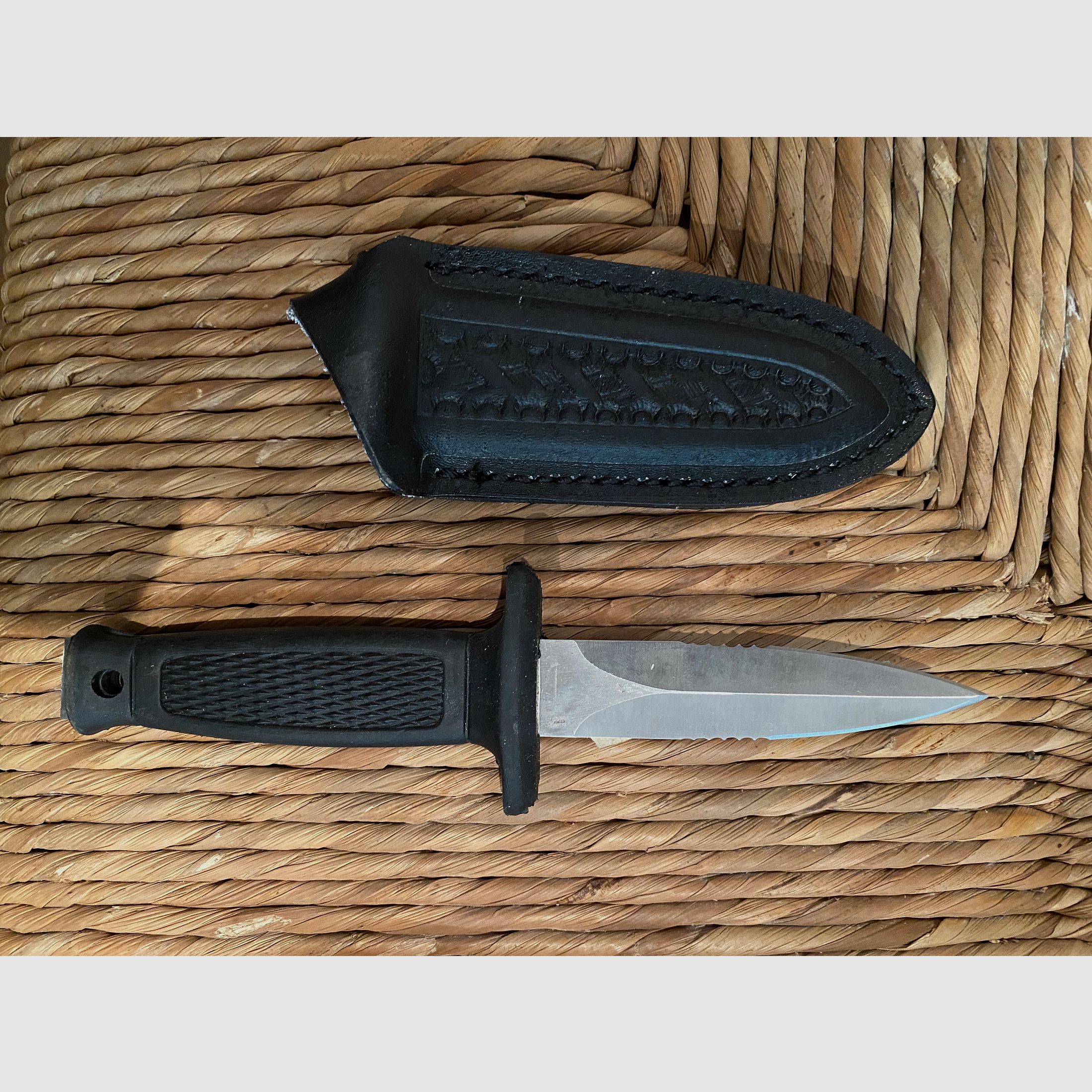 Nóż nurkowy / nóż outdoorowy z pochwą