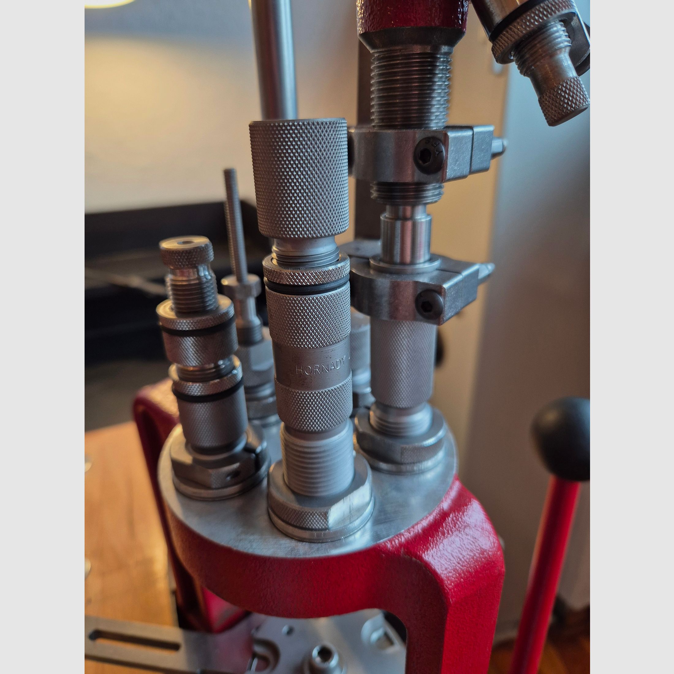 Hornady 5-Station Wiederladepresse Komplettset + massiver Tisch & Zubehör