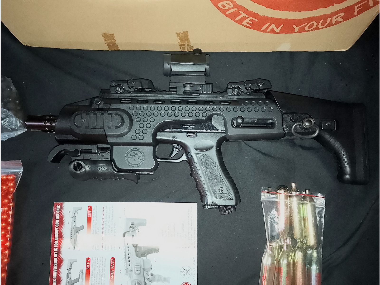 RAM Cal .43 Combat (Glock) + 4 Magazine + Aps Caribe Action Conversion Kit T1-Socom Visier und Zubehör Co2 Fastballs + Paintballs