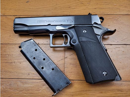 Zeldzame Colt Commander 45 ACP – prachtige originele Dual Tone Blue afwerking – MK IV serie 70 – vervaardigd rond 1982 – Pachmayr grepen – 4 ¼ inch loop – vierkante triggerguard – verstelbare trekker – Colt-kwaliteit op zijn best – TBE++