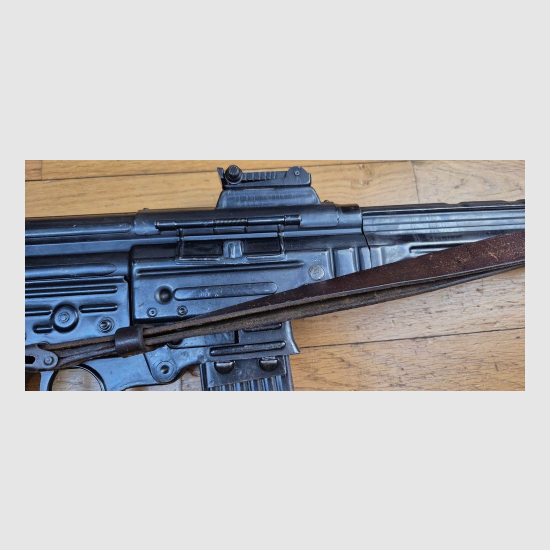 Hermoso Sturmgewehr 44 – MP43 / MP44 / Stg44 – Arma Erma de 1945 – 1er fusil de asalto de la historia – No monomatriculado pero 100% de la 2ª GM – No restaurado DDR / Yugoslavia – 2 cargadores originales de 30 disparos – Arma rara y mítica en excelente estado – TBE+ – Categoría A2 – Exportación EXCLUSIVAMENTE, imagen 7 de 39