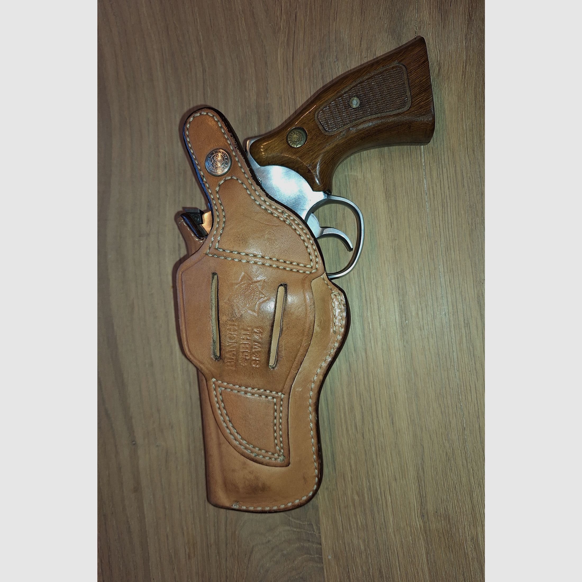 Revolver Taurus .44 Mag 4 Zoll