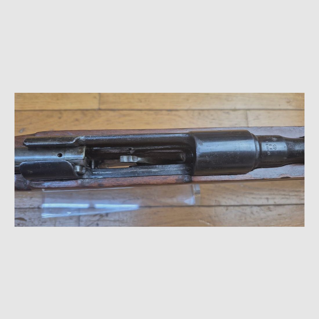 Très beau mousqueton Truppe Speciale Carcano Modèle 1938 (91/38 TS) – Arsenal de Terni – Cal. d&rsquo;origine 6,5×52 – Mono-matricule – Bois très beau – Excellent état mécanique – Beau canon avec des rayures nettes jusqu&rsquo;à la bouche – Arme de 1940 – TBE++/TBE+++, image 22 sur 34