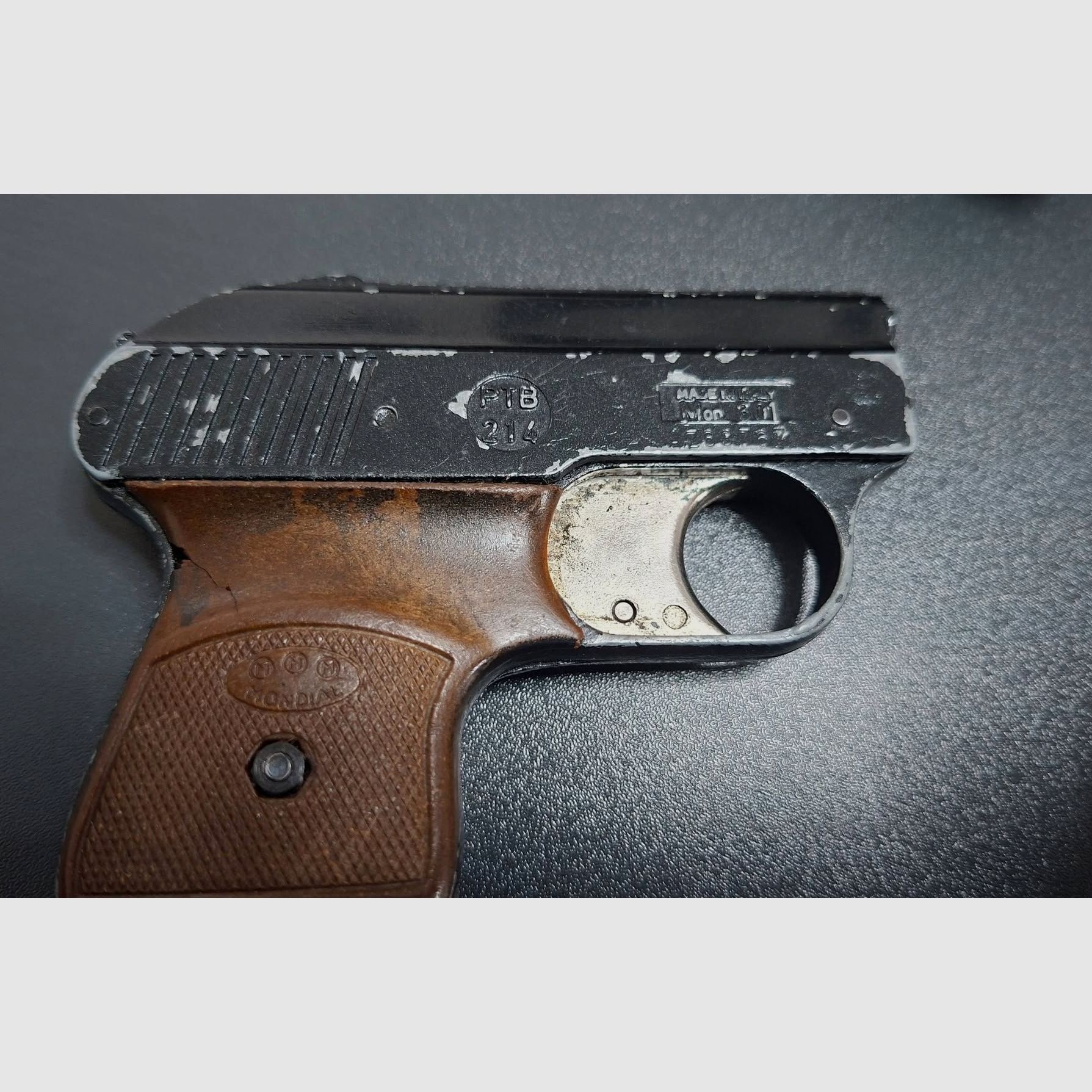 Pistola a salve calibro 6 mm trovata in soffitta