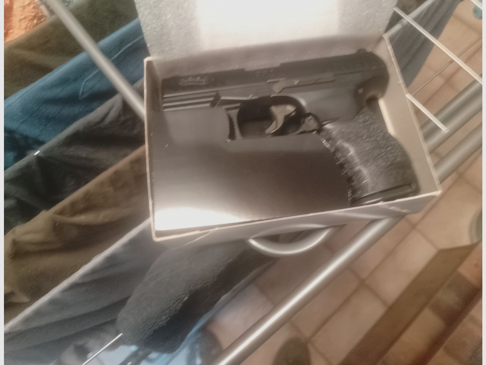 16 Lang- und Kurzwaffen