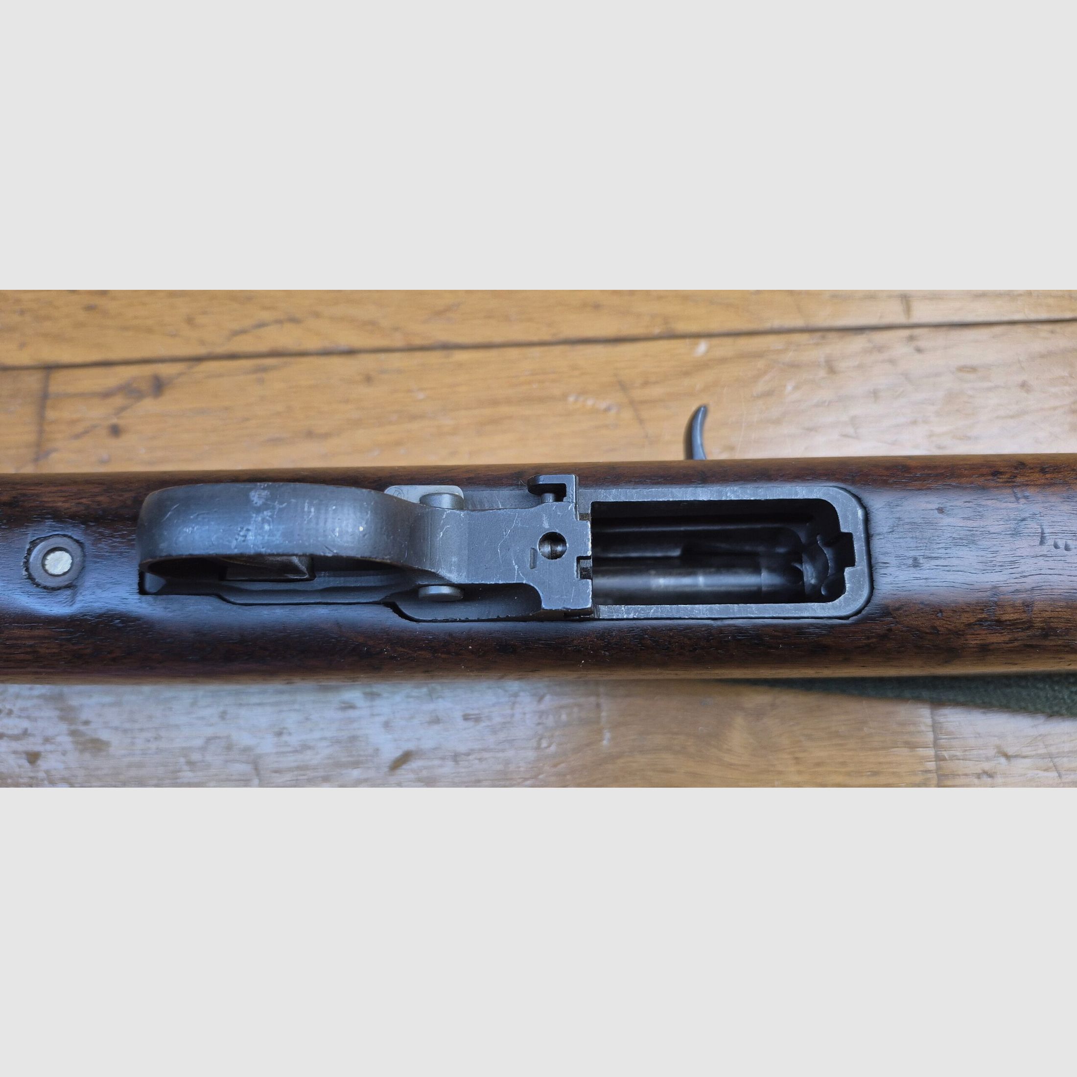 Gute USM1 Repetierbüchse umgebaut auf Semi-Auto – Kaliber .30 M1 original – Herstellung INLAND – Ohne Bajonettanschluss für einen Typ 2. Weltkrieg – Zweiter 10-Schuss-Magazin inklusive – Gewehrriemen – Sehr guter mechanischer und ästhetischer Zustand – Eine der unterhaltsamsten Büchsen am Stand! – TBE, Bild 11 von 30