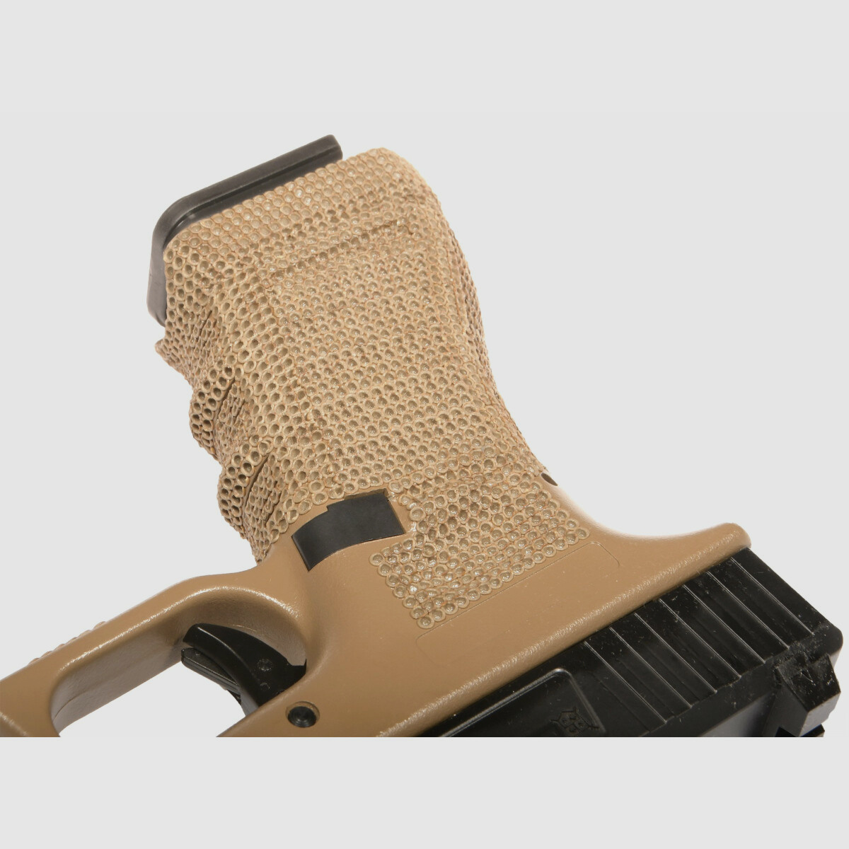 P02 GBB Airsoft Pistole in Tan | Delta Armory