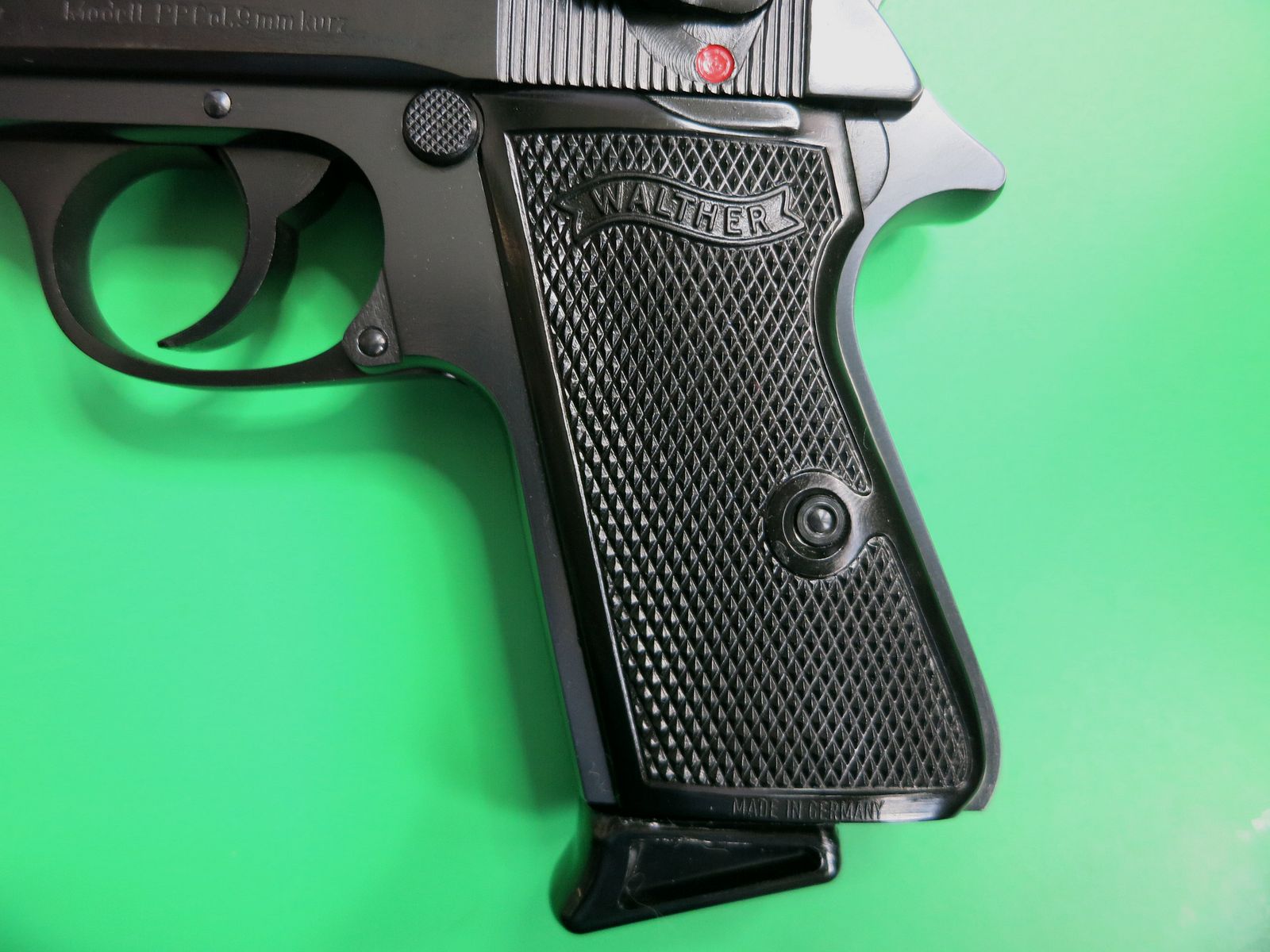 Pistola semiautomática, Walther PP, cal. 9 mm corto, empuñaduras negras, como nueva       #75