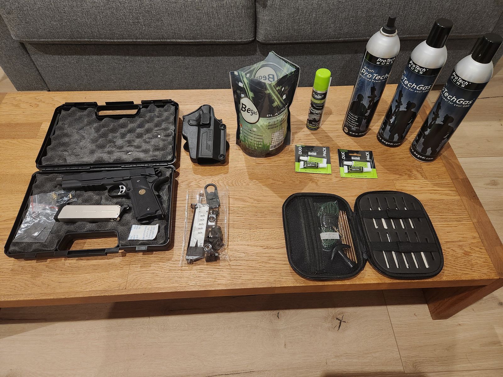 Airsoft Komplettset: Airsoftpistole aus Stahl mit Rückstoß und vollständigem Zubehör zu verkaufen.