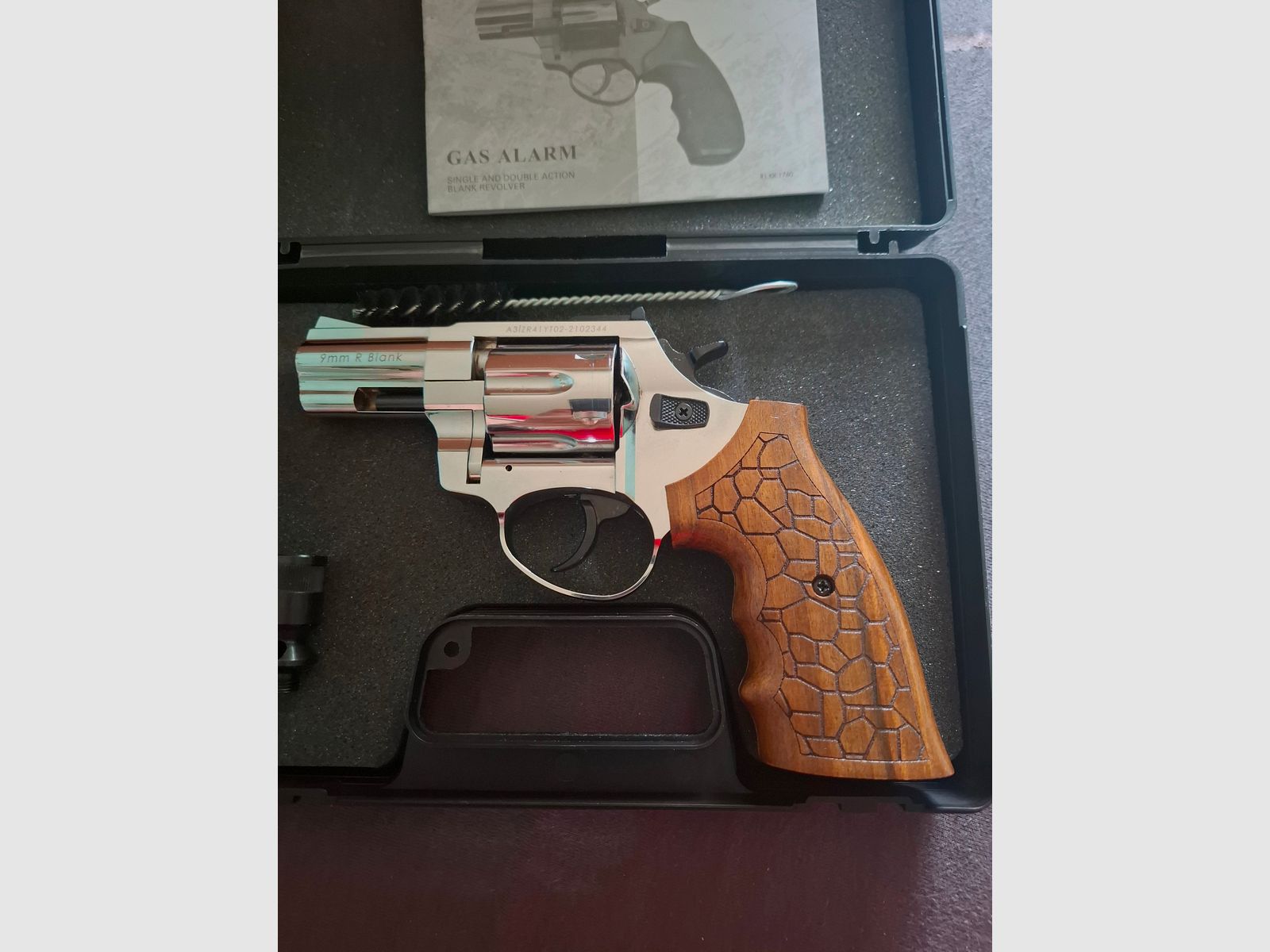 Zoraki R1  2,5" Chrom 9mm RK mit Echtholzgriffschalen plus schwarze Combat Griffschalen