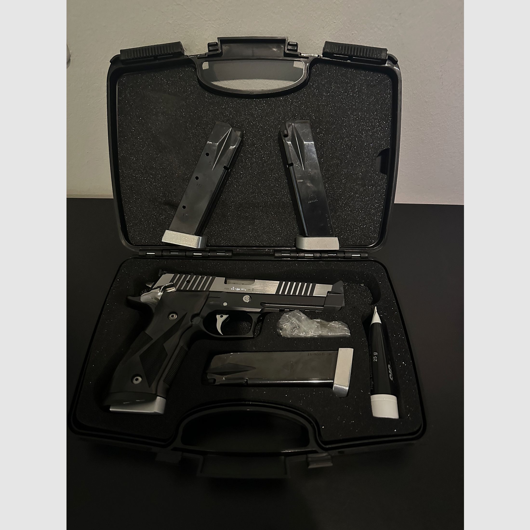 SIG SAUER P226 X-Five Black and White 9mm Luger - mit 4 Magazinen - Deutsche Fertigung!