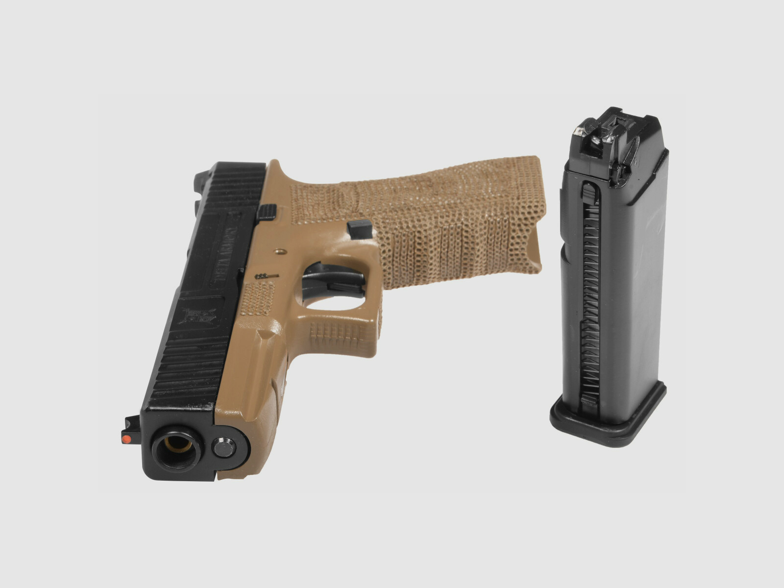 P04 GBB Airsoft Pistole in Tan | Delta Armory