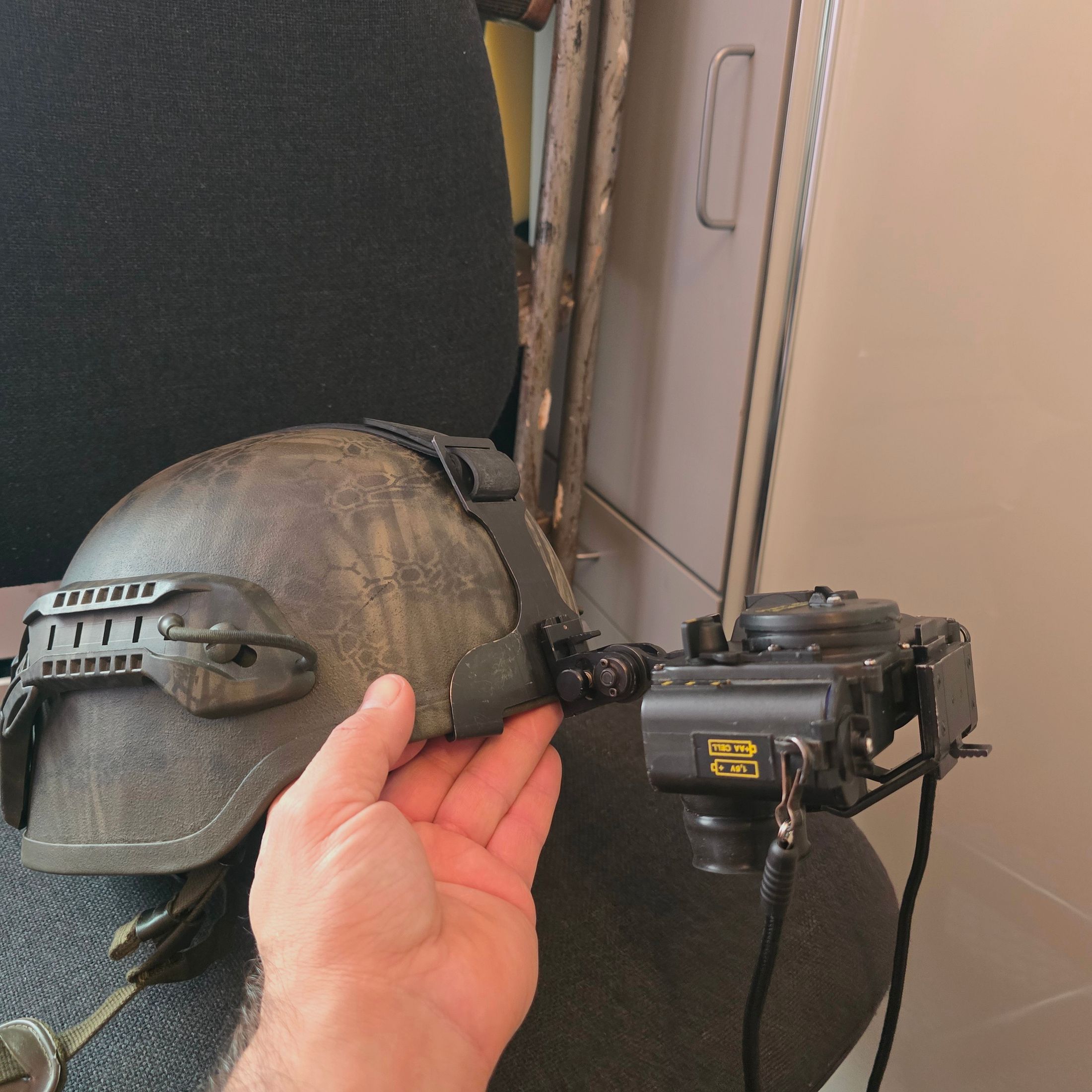 Nachtsichtgerät Restlichtverstärker mit Helm-Montage und Tragekappe, also zum Tragen ohne Helm