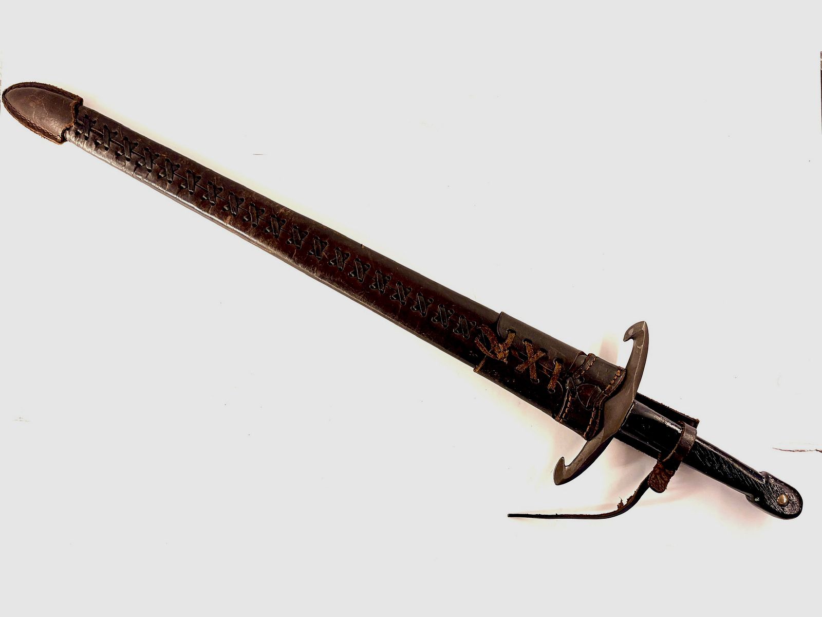 Set de armas y cubiertos medievales – espada de una mano, cubiertos y cuchillo vikingo