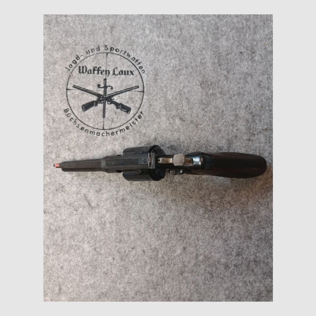 Smith & Wesson Mod. 27-3 Brüniert mit punzierten Holzgriffschalen