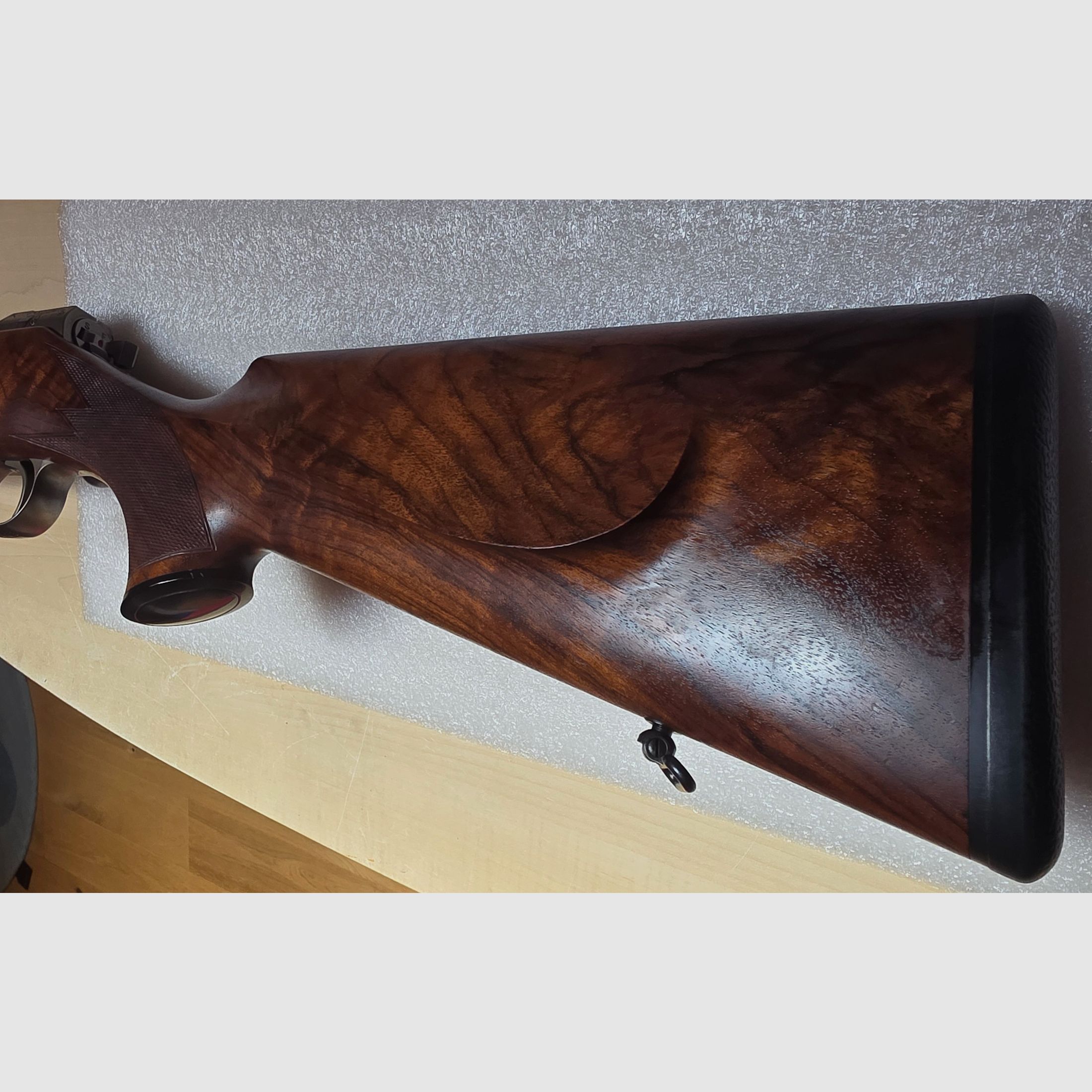 Mauser M03 Expert .223 con calcio in legno pregiato e Zeiss Victory V8 4,5-35 x 60 con regolazione rapida del reticolo (ASV), immagine 7 di 9