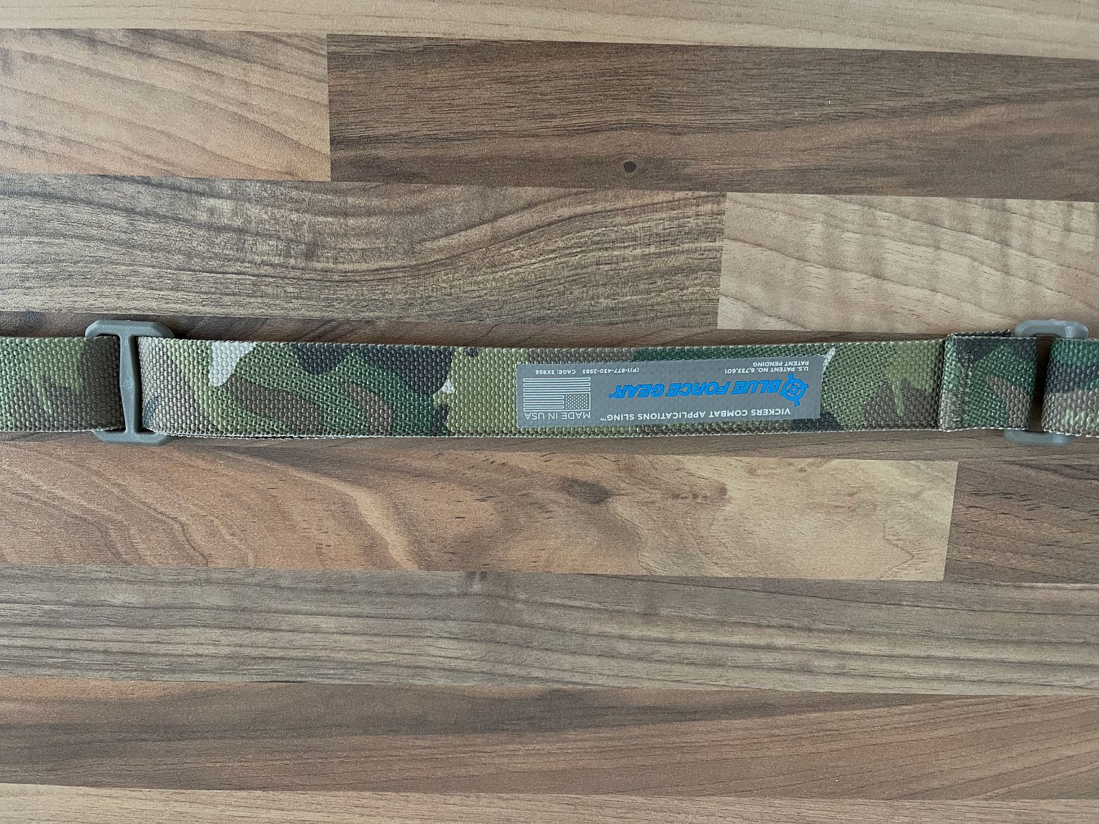 BLUE FORCE GEAR VICKERS 2-zu-1 Tragegurt mit red Swivel, MultiCam