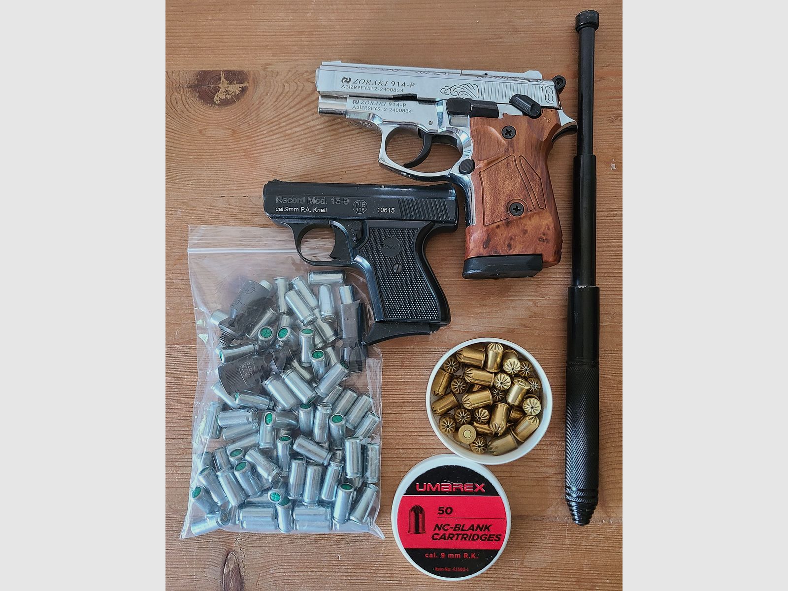 Blank firing pistols 2 pieces with 80 blank cartridges and telescopic stock, feel free to send price suggestions