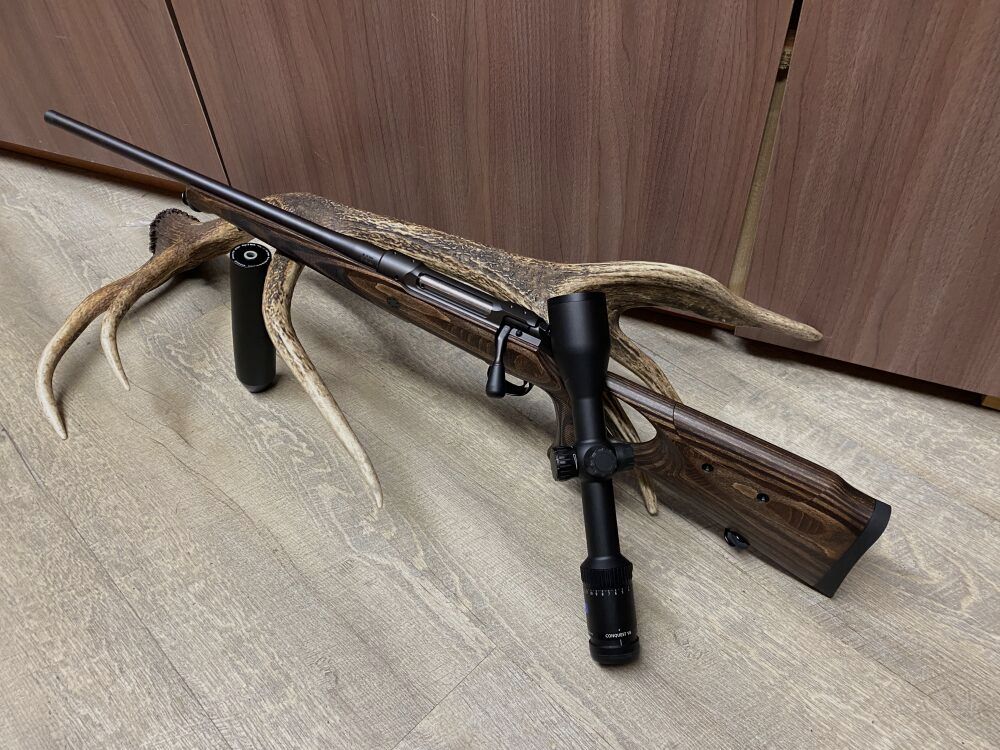 Sauer 101 GTI, links, mit Zeiss Conquest V6 2-12x50 M, mit Schiene