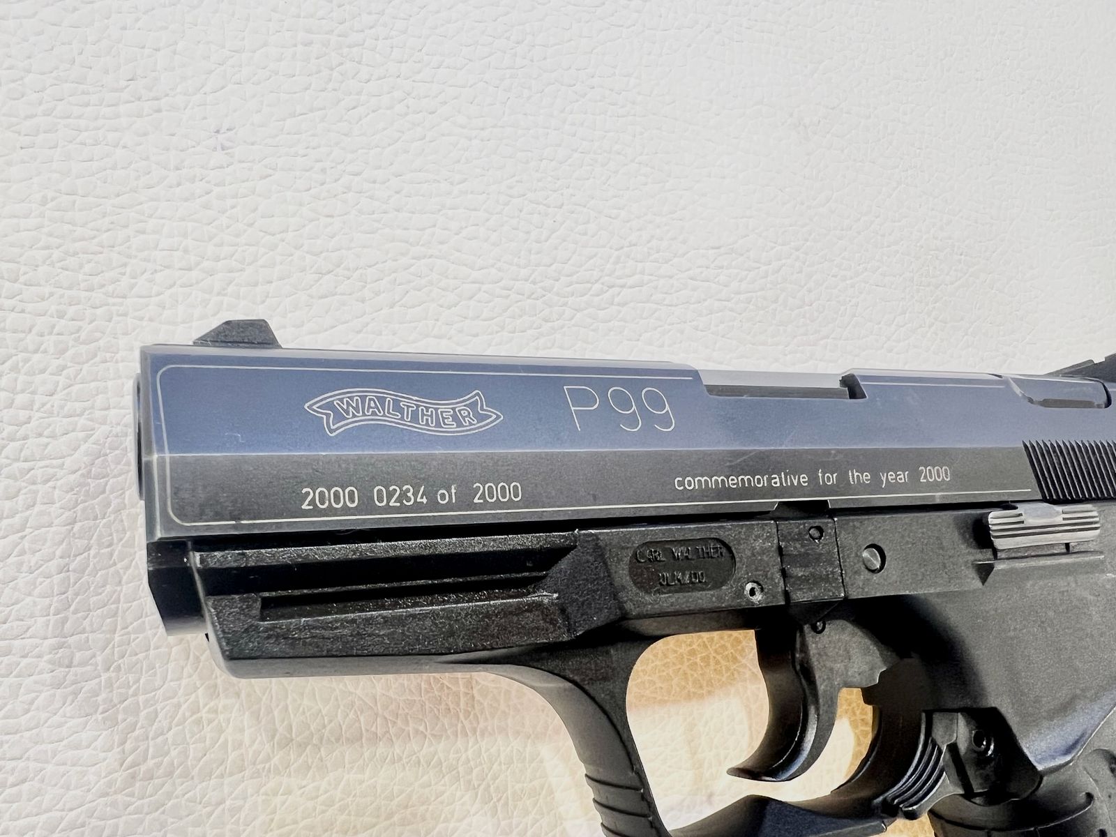 WALTHER P99 Herdenkingsmodel voor het Jaar 2000 – 40 S&W, afbeelding 3 van 3