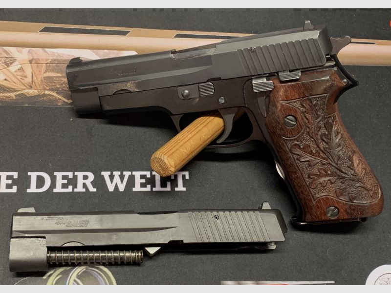 SIG Sauer P220 .45ACP mit 9mmLuger Wechselsystem, Nussbaumgriff