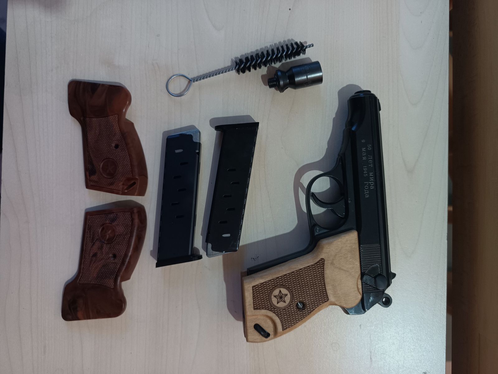 Pobjeda (Makarov) Kal. 9 mm P.A.K., houten handgrepen, vervangend magazijn, van Umarex