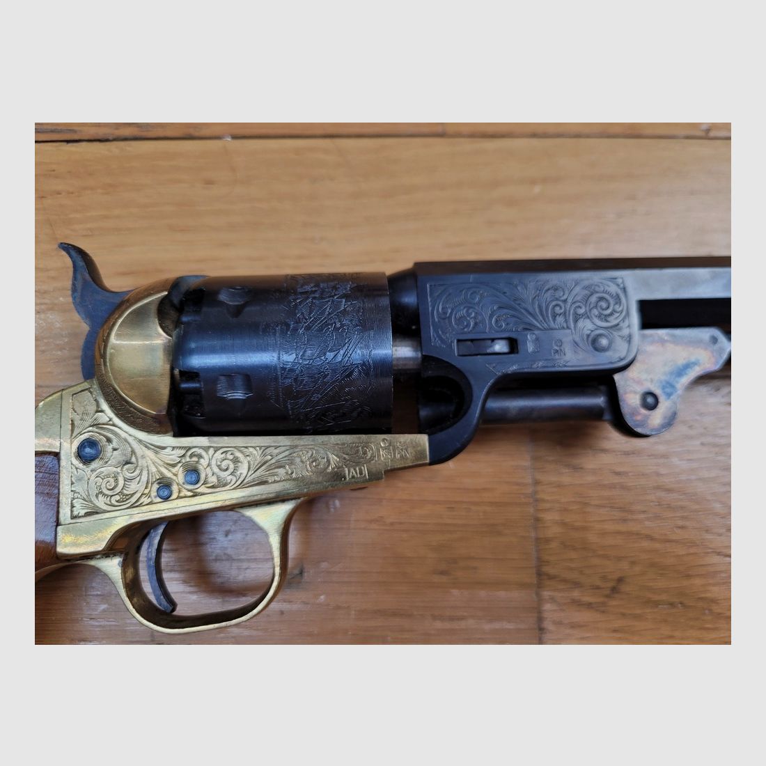 Zeer mooie Colt 1851 Pietta Zwartpoeder Revolver – Navy Model – Zeer mooie gegraveerde variant – Loop 7,5 inch – Kaliber 36 – Vuurwapen uit 1978 – TBE++, afbeelding 4 van 22